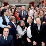 Mohammed VI visite le consulat du Maroc à Orly. A sa droite (en lunettes), Malika Alaoui. D. R.
